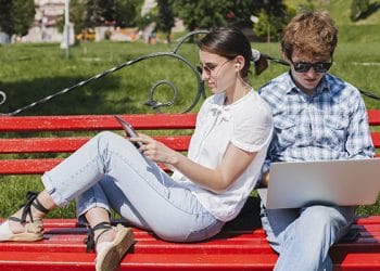 Tips Jitu Hindari Heat Stroke saat Menikmati Gadget di Luar Rumah