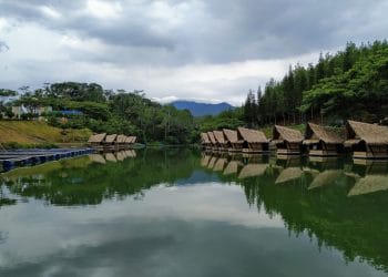 Saung Lamping Lambuhan Bulan: Wisata Kuliner Nostalgia di Pinggir Danau Icakan