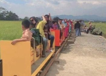 Di Bandung Ada Dangdeur Van Java, Naik Kereta Jadul dengan Pemandangan Indah, Cocok untuk Liburan Akhir Pekan