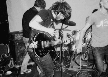 4 Perbedaan Produksi Lagu Pop vs Rock, Jangan Samakan Alur Kerjanya!