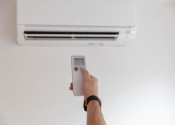 Sering Tidur dengan AC? Waspadai 8 Bahaya untuk Kesehatan