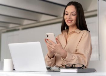 Jika Benci Panggilan Telepon Tapi Suka Chat, Ini 8 Kualitas Unikmu Menurut Psikologi